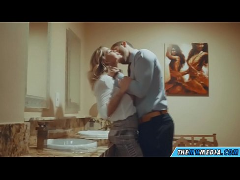 ❤️ Kapag ang isang busty blonde seduces sa isang pampublikong banyo Fucking video  sa amin ❌️❤